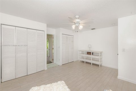 House in Davie, Florida 4 bedrooms, 272.76 sq.m. № 1421740 - photo 20