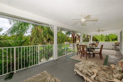 House in Davie, Florida 4 bedrooms, 272.76 sq.m. № 1421740 - photo 24