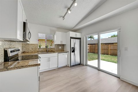 Villa ou maison à vendre à Pembroke Pines, Floride: 3 chambres, 143.63 m2 № 1223278 - photo 3