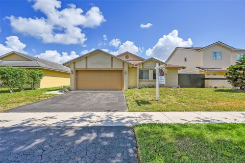 Villa ou maison à vendre à Pembroke Pines, Floride: 3 chambres, 143.63 m2 № 1223278 - photo 2