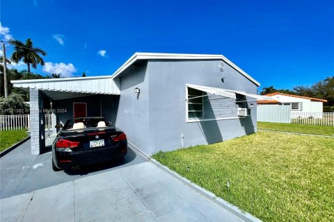 Villa ou maison à vendre à Hallandale Beach, Floride: 3 chambres, 91.97 m2 № 1127526 - photo 1