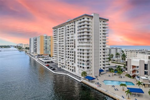 Condo in Hollywood, Florida, 2 bedrooms  № 1189288 - photo 5