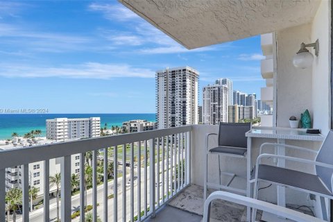 Condo in Hollywood, Florida, 2 bedrooms  № 1189288 - photo 1