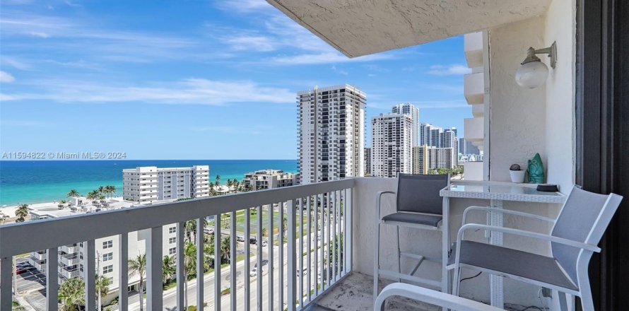 Condominio en Hollywood, Florida, 2 dormitorios  № 1189288