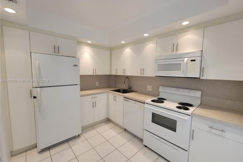 Condo in Pompano Beach, Florida, 1 bedroom  № 1288887 - photo 4