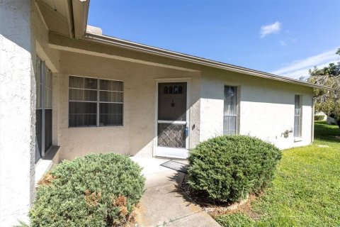 Condo in New Port Richey, Florida, 2 bedrooms  № 1339261 - photo 2