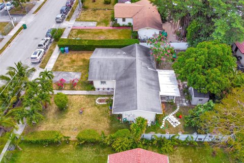 House in Miami, Florida 3 bedrooms, 117.99 sq.m. № 781122 - photo 7