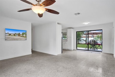 House in Fort Lauderdale, Florida 4 bedrooms, 133.22 sq.m. № 1345112 - photo 5