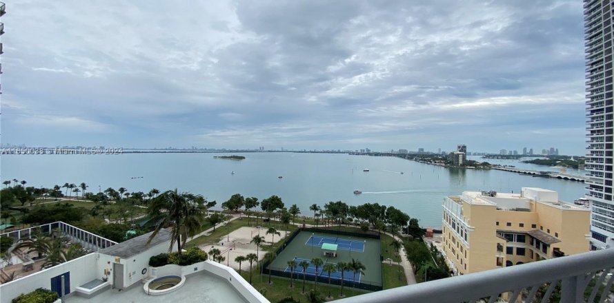 Condominio en Miami, Florida, 2 dormitorios  № 1345255