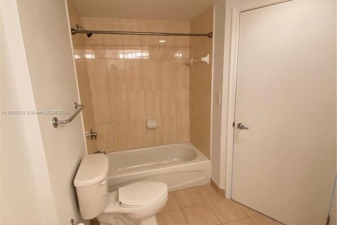 Condo in Miami, Florida, 2 bedrooms  № 1345255 - photo 12