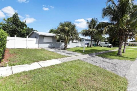 House in Lauderhill, Florida 4 bedrooms, 179.49 sq.m. № 936647 - photo 2