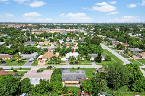 House in Lauderhill, Florida 4 bedrooms, 179.49 sq.m. № 936647 - photo 6