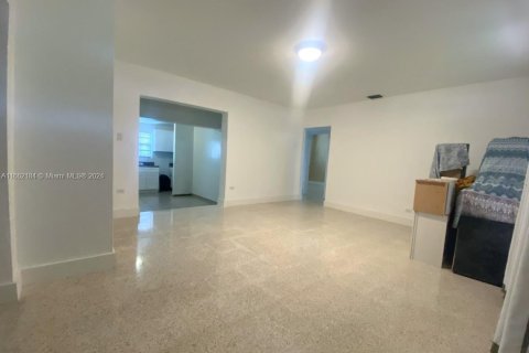 Casa en alquiler en Miami, Florida, 2 dormitorios, 92.62 m2 № 1370420 - foto 2