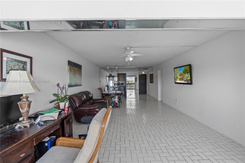 Condo in Lauderhill, Florida, 2 bedrooms  № 1272486 - photo 7