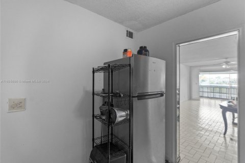 Condo in Lauderhill, Florida, 2 bedrooms  № 1272486 - photo 14