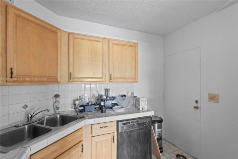 Condo in Lauderhill, Florida, 2 bedrooms  № 1272486 - photo 13