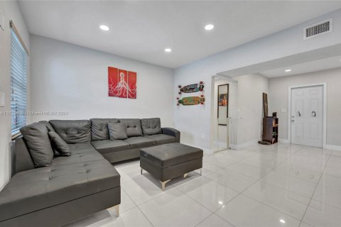 Casa en venta en Miami Gardens, Florida, 3 dormitorios, 121.24 m2 № 1272487 - foto 12