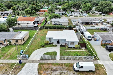 Villa ou maison à vendre à Miami Gardens, Floride: 3 chambres, 121.24 m2 № 1272487 - photo 2