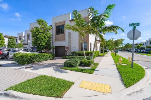 Touwnhouse à vendre à Miami, Floride: 4 chambres, 193.79 m2 № 1389967 - photo 2