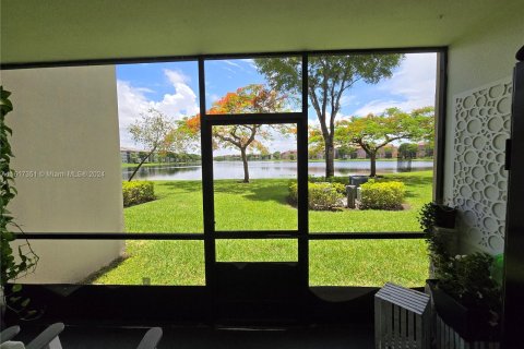 Condominio en venta en Pembroke Pines, Florida, 2 dormitorios, 112.13 m2 № 1238748 - foto 1