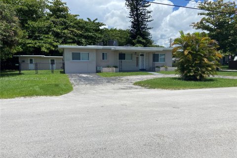 House in Fort Lauderdale, Florida 5 bedrooms, 178.28 sq.m. № 1237017 - photo 1