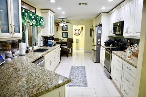 Villa ou maison à vendre à Coral Springs, Floride: 4 chambres, 224.27 m2 № 1348814 - photo 10