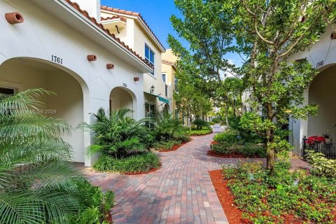 Townhouse in Pembroke Pines, Florida 4 bedrooms, 217.21 sq.m. № 1239897 - photo 1