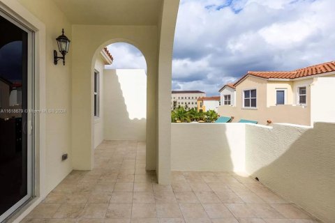 Townhouse in Pembroke Pines, Florida 4 bedrooms, 217.21 sq.m. № 1239897 - photo 24