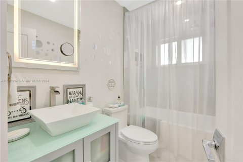 Casa en venta en Miami, Florida, 4 dormitorios, 142.98 m2 № 1417203 - foto 18