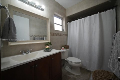 House in Miami, Florida 3 bedrooms, 171.22 sq.m. № 1374329 - photo 4