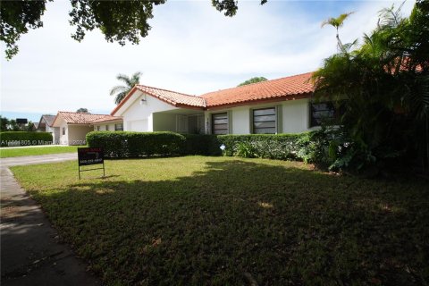 House in Miami, Florida 3 bedrooms, 171.22 sq.m. № 1374329 - photo 1