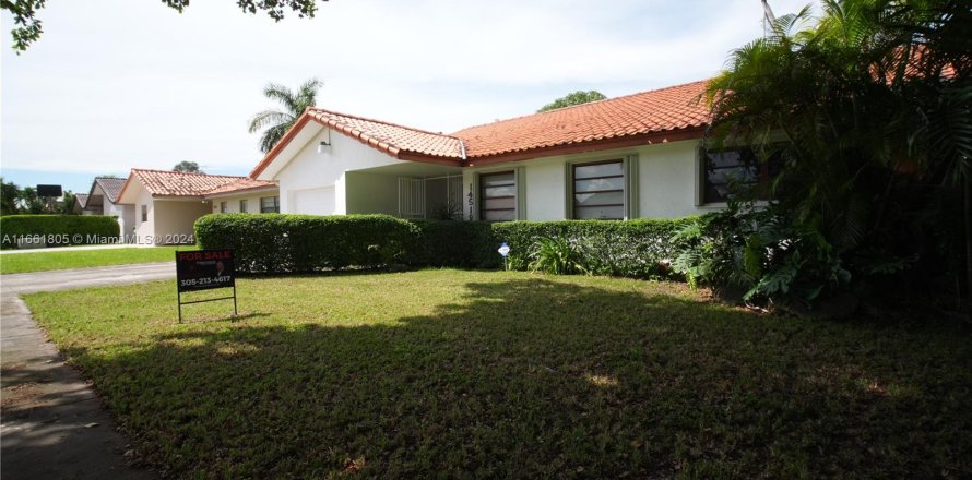 House in Miami, Florida 3 bedrooms, 171.22 sq.m. № 1374329