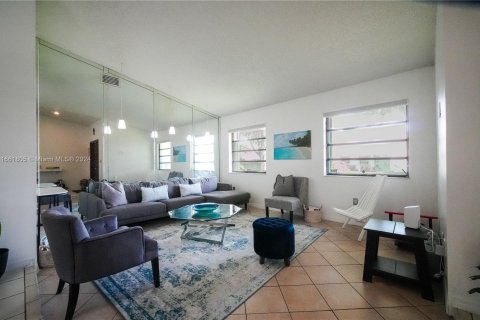 Villa ou maison à vendre à Miami, Floride: 3 chambres, 171.22 m2 № 1374329 - photo 10