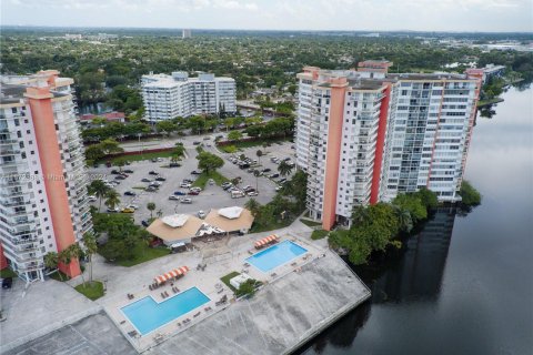 Condo in Miami, Florida, 2 bedrooms  № 1395987 - photo 24