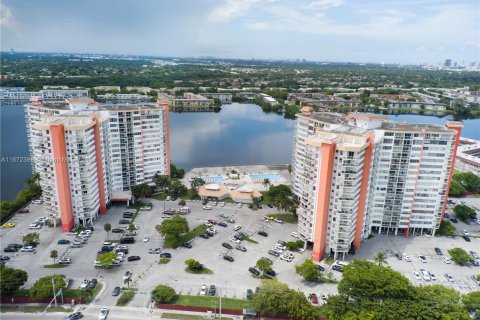 Condo in Miami, Florida, 2 bedrooms  № 1395987 - photo 1