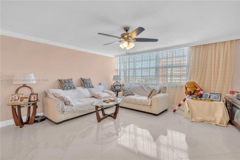 Condo in Miami, Florida, 2 bedrooms  № 1395987 - photo 4