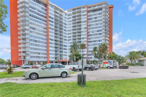 Condo in Miami, Florida, 2 bedrooms  № 1395987 - photo 25