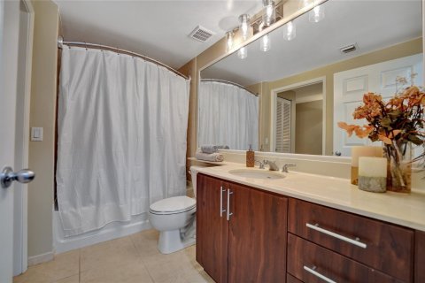 Condo in Fort Lauderdale, Florida, 2 bedrooms  № 1135123 - photo 19