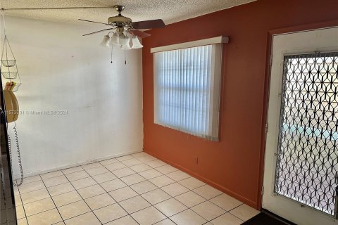 Copropriété à vendre à Pembroke Pines, Floride: 2 chambres, 96.99 m2 № 1134807 - photo 3