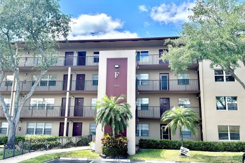 Copropriété à vendre à Pembroke Pines, Floride: 2 chambres, 96.99 m2 № 1134807 - photo 1