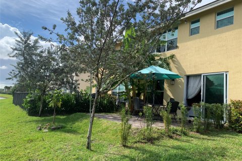 Townhouse in Deerfield Beach, Florida 3 bedrooms, 151.24 sq.m. № 1221690 - photo 5