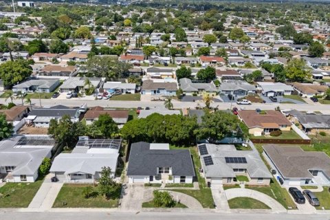 House in Port Richey, Florida 3 bedrooms, 133.97 sq.m. № 1338219 - photo 28