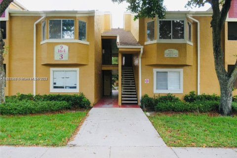 Condo in Pembroke Pines, Florida, 2 bedrooms  № 1116510 - photo 1