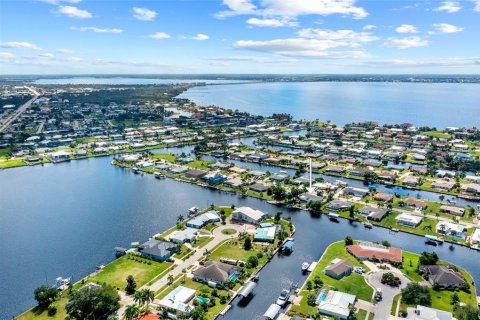 Villa ou maison à vendre à Port Charlotte, Floride: 3 chambres, 208.84 m2 № 1350888 - photo 2