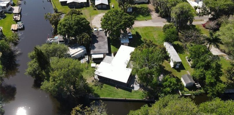 Commercial property in Okeechobee, Florida 5 bedrooms, 213.68 sq.m. № 1147805