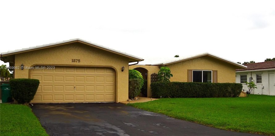 House in Coral Springs, Florida 4 bedrooms, 170.01 sq.m. № 781113