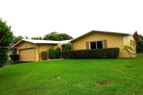 House in Coral Springs, Florida 4 bedrooms, 170.01 sq.m. № 781113 - photo 4