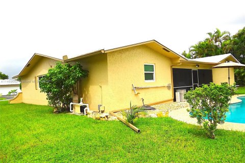 House in Coral Springs, Florida 4 bedrooms, 170.01 sq.m. № 781113 - photo 13