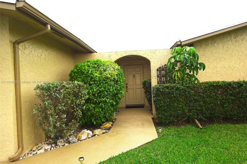 House in Coral Springs, Florida 4 bedrooms, 170.01 sq.m. № 781113 - photo 6