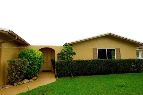 House in Coral Springs, Florida 4 bedrooms, 170.01 sq.m. № 781113 - photo 5